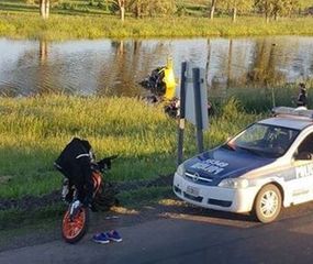 Iba por la ruta, vio caer a un helicóptero y rescató a una familia