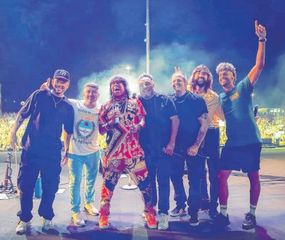 El fiestón de “La Mona” para festejar los 74 años