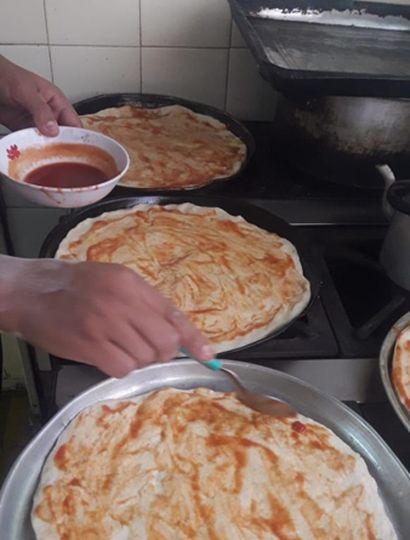 Taller de pastas en el centro de contención.