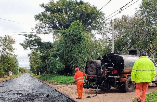 Avanzan los trabajos de la etapa final de asfaltado en calles del barrio Santa Teresa de rojas