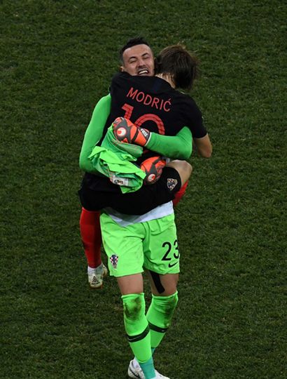 Danijel Subasic recibe el abrazo de Luka Modric.