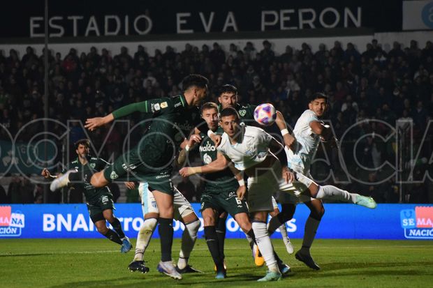 Sarmiento goleó por 4 a 1 a Atlético Tucumán