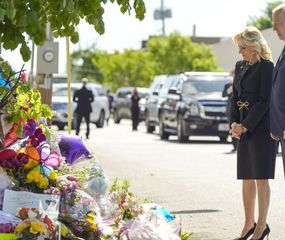 Biden califica de “terrorismo interno” a la matanza racista en Buffalo