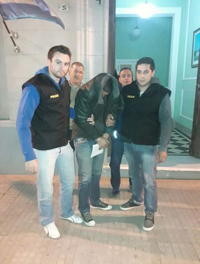 Los agentes del orden trasladan al criminal a la comisaría, ayer.