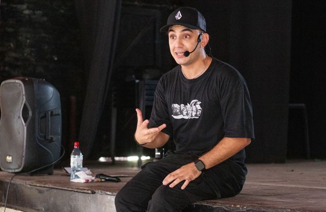 El actor y comunicador Ayrton Oviedo brindó charlas sobre ludopatía y bullying