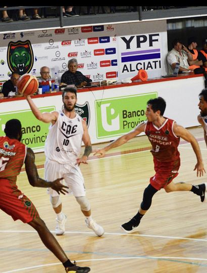 Jeremías Sandrini (de Estudiantes) ante la marca de Enzo Amado y Corbin Jackson (Ciclista).