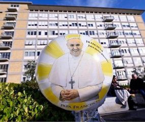 El Papa, con nuevas crisis respiratorias y máscara de oxígeno