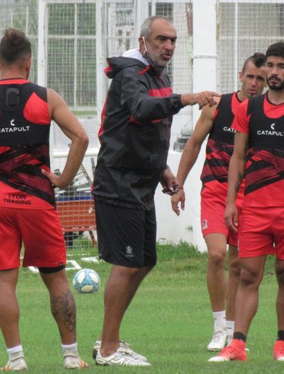 Iván Delfino, ex DT de Sarmiento, sigue buscando su primer triunfo en la Liga Profesional al frente de Patronato de Paraná.