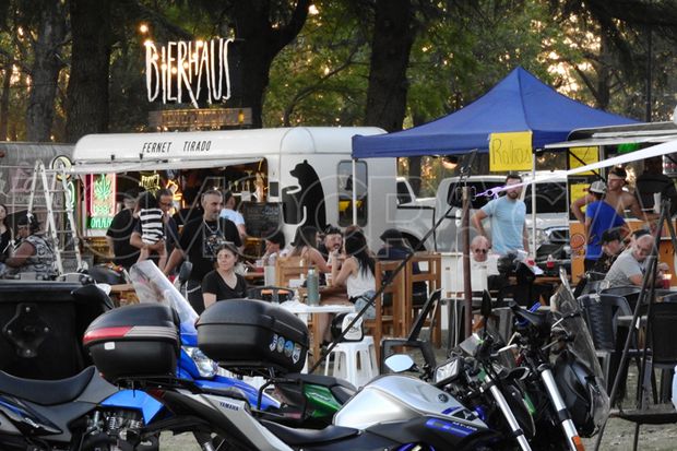 Mucho público en el inicio de Actitud Rock and Bike