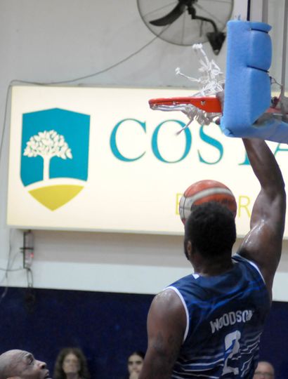 Dominic Woodson vuelca una pelota en la cara de Samuel Clancy.