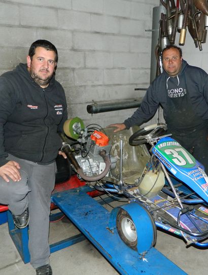 Damián de la Fuente y Fernando Grillo en el banco de pruebas del taller de la avenida Arias.