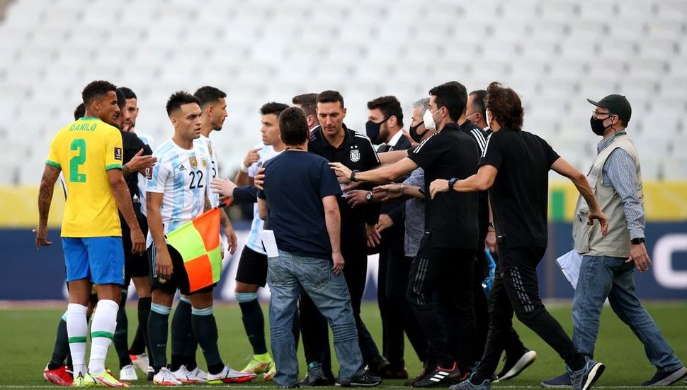 Escándalo en San Pablo: autoridades sanitarias entraron a la cancha y suspendieron Brasil-Argentina