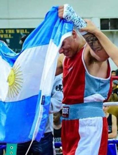 Ezequiel Matthysse celebra la victoria, obtenida por nocaut en el segundo round en Camarones.