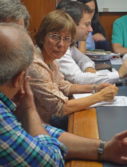 La concejal de Unidad Ciudadana Olga Prieto, junto a los jubilados.