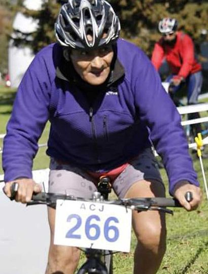 El ciclista Osvaldo Coria, uno de los reconocidos.