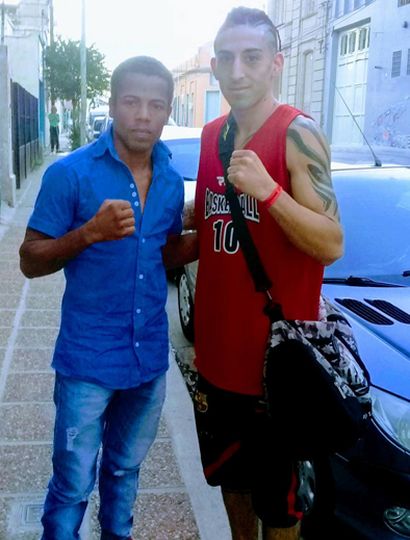 El juninense Néstor “Tito” Pomponio Abdalah junto al dominicano Diego Pichardo, en la puerta del gimnasio de Central Argentino de Río Cuarto.