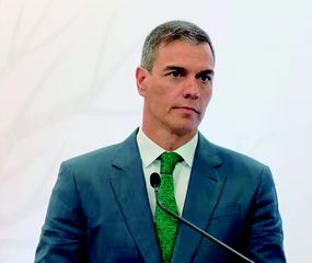 La derecha española pide la renuncia de Pedro Sánchez por presunta corrupción