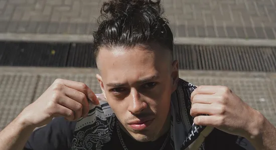 De chico sufrió bullying, logró superarlo y hoy canaliza toda esa experiencia en su música