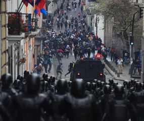 Ecuador: mudan la sede de gobierno y ya hay dos muertos