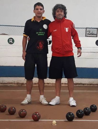 El toldense Curto y el juninense Claudio Jadech antes de empezar su encuentro.