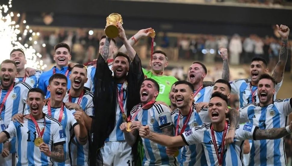 La Selección Nacional de futbol argentina levanta la Copa del Mundo el Quatar 2022