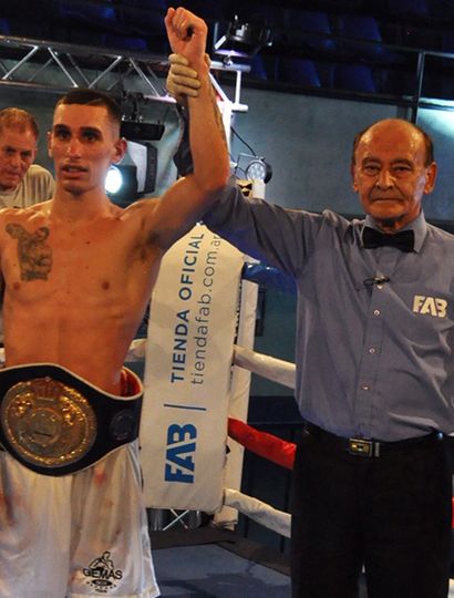 Facundo “Topo” Arce es declarado ganador de la pelea ante Claudio Echegaray.