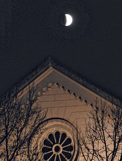 La luna, sobre la Iglesia Sagrado Corazón.