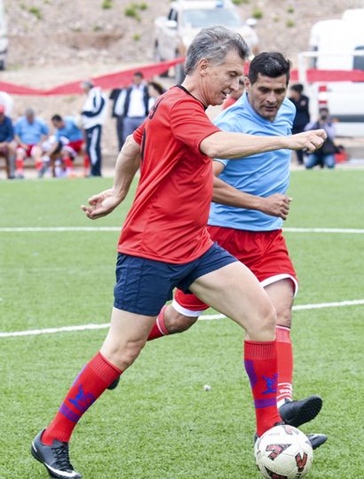 Mauricio Macri, cuya imagen viene en caída libre, salió a jugar duro con el decreto contra el nepotismo, pero la oposición dice que eso es “jueguito para la tribuna”.