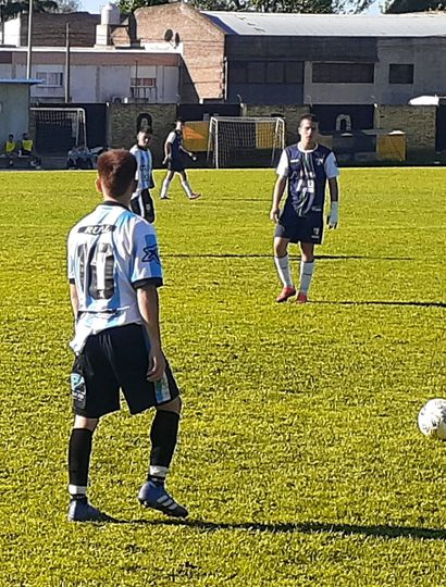 Austin Gilardoni, de Rivadavia de Junín, en un tiro libre frente a BAP.