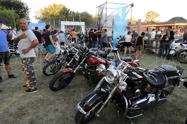 Mucho público en el inicio de Actitud Rock and Bike
