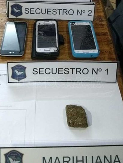 Marihuana y teléfonos celulares secuestrados por personal policial en Florentino Ameghino.