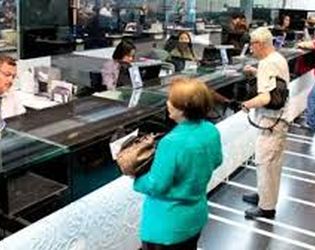 Los bancos vuelven a atender al  público desde el lunes, con turnos