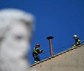 El Vaticano ya instaló la chimenea en la Capilla Sixtina para el cónclave