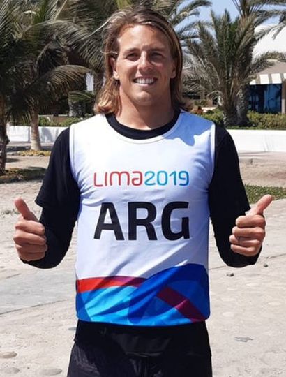 Bautista Saubidet Birkner festeja tras lograr la medalla de oro en windsurf.