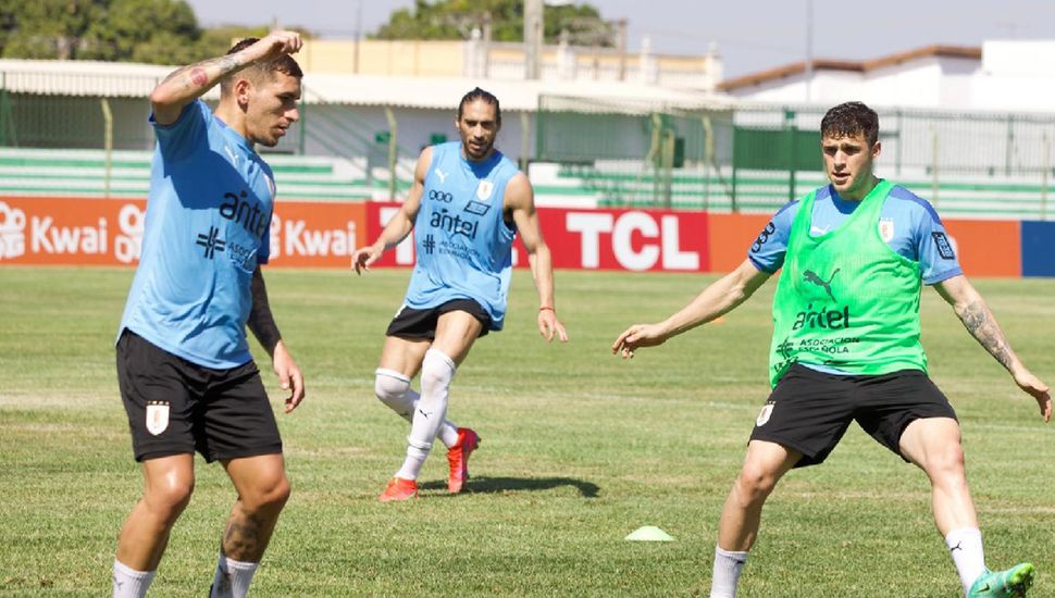 La selección uruguaya ya está en Río de Janeiro, para enfrentar a Paraguay.