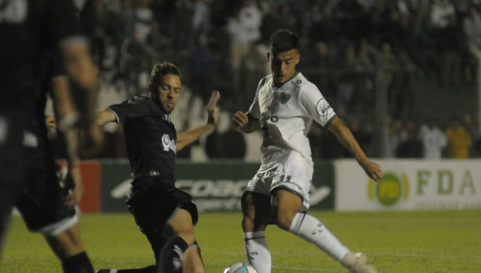 Con goles de Magnín, Sarmiento se recuperó y venció a Quilmes por 3 a 1