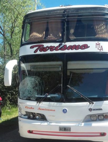 El colectivo de larga distancia atropelló a tres ciclistas sobre Ruta 8.