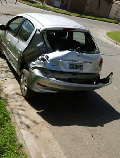 Automóvil dañado tras el accidente de tránsito.