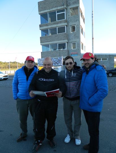 Darío Elisei ojeando una revista del Club donde figura su último podio en la FRB 1400, en el viejo autódromo.