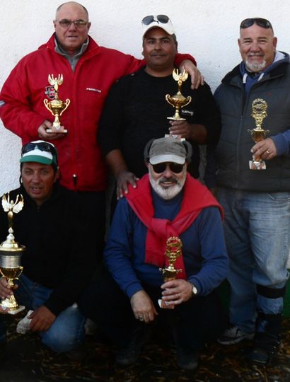 Posan con los trofeos logrados quienes se ubicaron en las primeras posiciones en el cuarto concurso de pesca de pejerreyes.