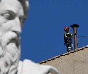 El Vaticano ya instaló la chimenea en la Capilla Sixtina para el cónclave
