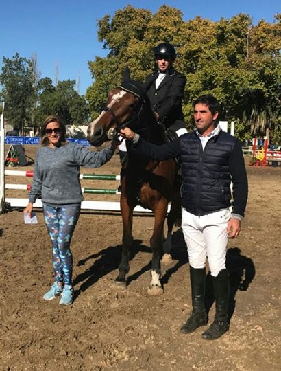 José Rebolini recibe el premio con su profesor Leopoldo Piegari.