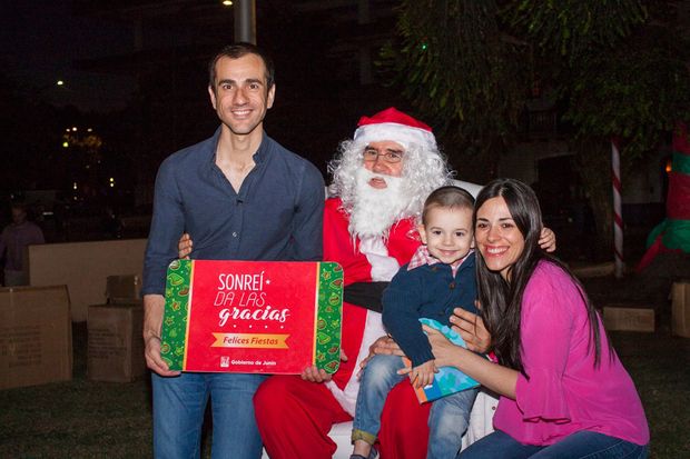 El jefe comunal, acompañado de su familia y Papá Noel.