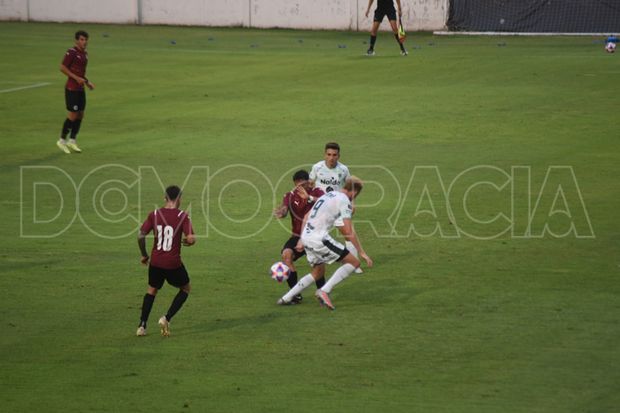 Sarmiento no pudo quebrar el cero ante Montevideo City Torque y empató ambos partidos