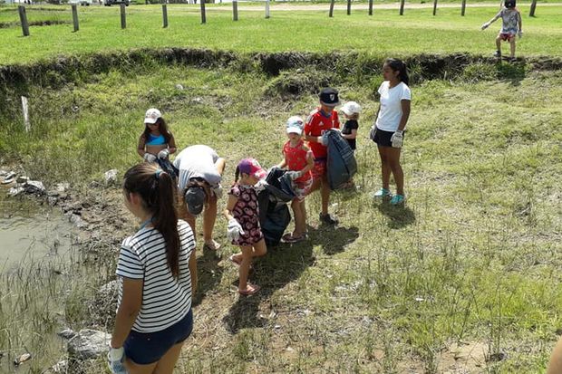 Chicos de una colonia limpiaron el Camino Costero