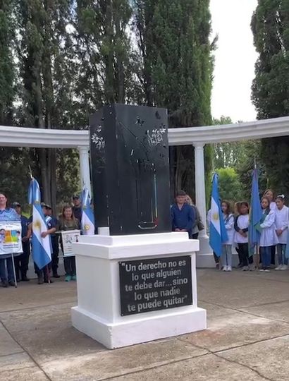 Monumento emplazado en la plaza Vicente Lópe.