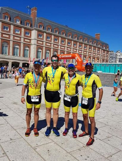 Algunos de los juninenses que participaron del triatlón disputado en Mar del Plata.