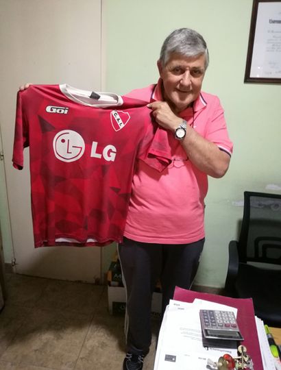 Oscar Sardi muestra orgulloso la camiseta de su querido club Independiente, donde fue futbolista y un destacado dirigente.