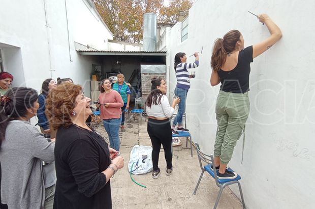 Pintaron un mural por “Ni una menos”  en el local del FR
