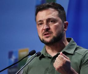 Observan a Zelenski en el acto final de su permanencia en la presidencia